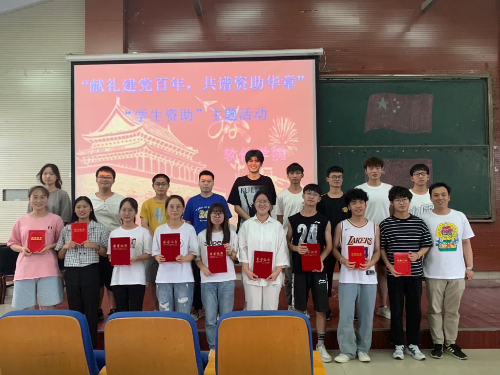 刘艺老师与竞技宝部分同学合影